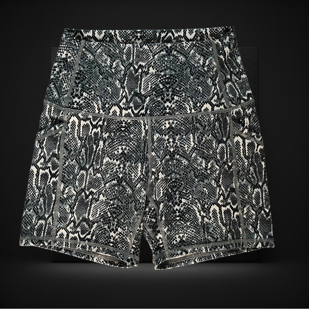 💖 High Rise Snakeskin Print Shorts with Pockets 💖